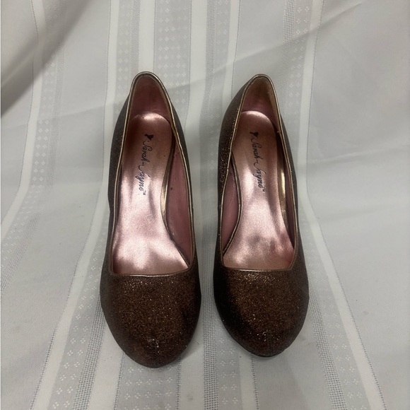 Brown high heel shoes with a classic pump style and a glittery finish - Picture 2 of 5